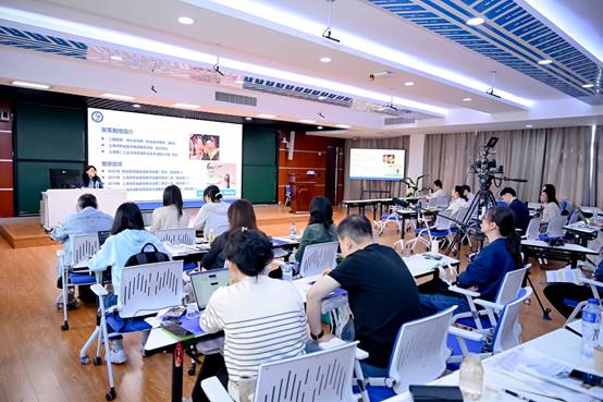 餐厅里的人们描述已自动生成